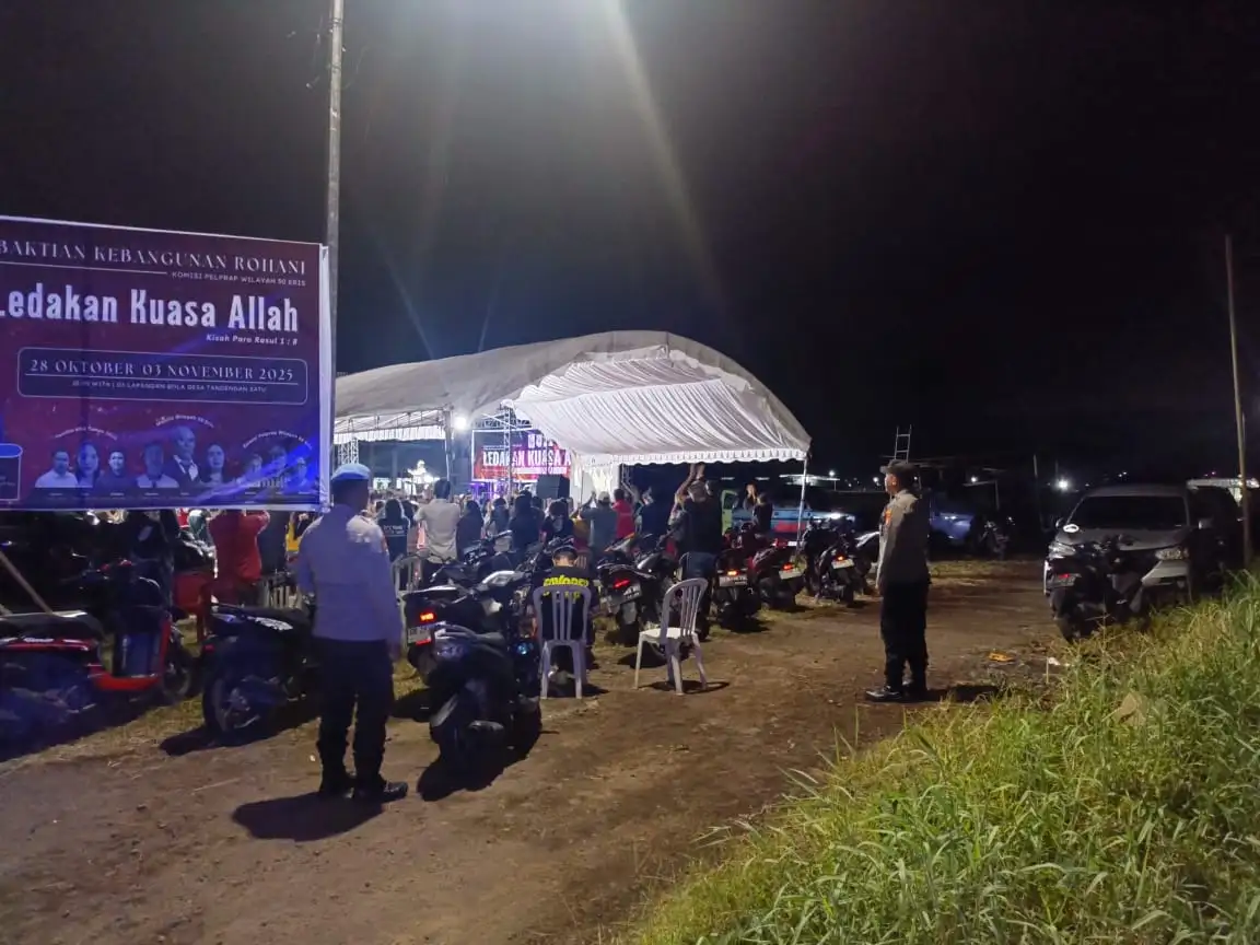Polsek Eris Laksanakan KRYD dan Amankan Kegiatan KKR “Ledakan Kuasa Allah” di Lapangan Desa Eris